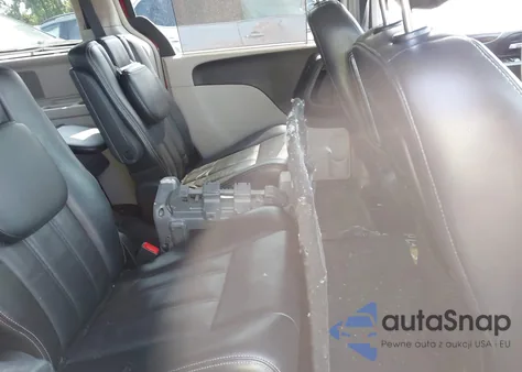 2011 Chrysler Town & Country Touring-L z USA, uszkodzony, nr VIN 2A4RR8DGXBR635474